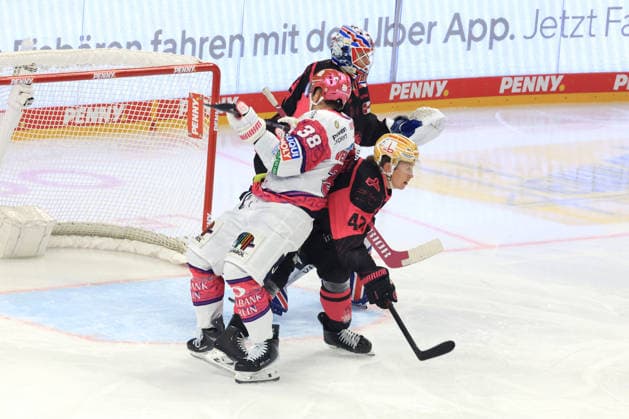 04.10.2026, GER ,DEU, Deutschland, Eishockey Yannick Veilleux ( Eisbaeren Berlin 38 ), NIKLAS TREUTLE ( Ice Tigers 31 ), OWEN HEADRICK ( Ice Tigers 47 ) nordphoto GmbH Engler Berlin Uber-Arena Berlin Deutschland Copyright: xNordphotox xEnglerx