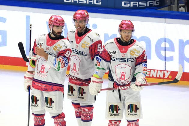 04.10.2026, GER ,DEU, Deutschland, Eishockey Eisbaeren-Spielerkreis, Ty Ronning ( Eisbaeren Berlin 9 ), Mitch Reinke ( Eisbaeren Berlin 5 ), Eric Mik ( Eisbaeren Berlin 12 ) nordphoto GmbH Engler Berlin Uber-Arena Berlin Deutschland Copyright: xNordphotox xEnglerx