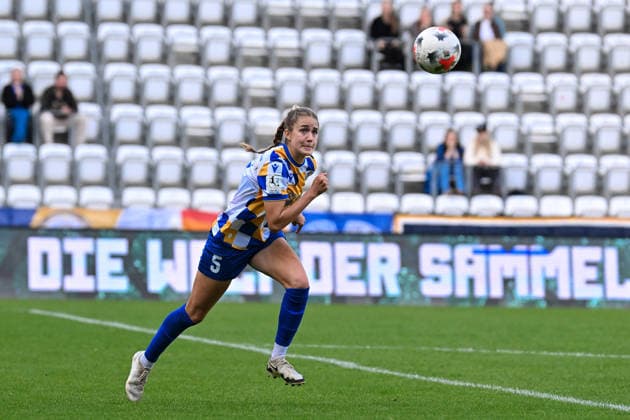 Fußball I Frauen I Saison 2026-2027 I 2. Bundesliga I 8. Spieltag I FC Carl Zeiss Jena - SC Sand I 04.10.2026 Emily Hähnel (5, FC Carl Zeiss Jena) sprintet zum Ball Freisteller, Nahaufnahme, Porträt, Portrait, Einzelfoto, Einzelbild, Körper Jena Ernst-Abbe-Sportfeld, ad hoc Arena Thüringen Deutschland Copyright: xLobeca InesxHähnelx