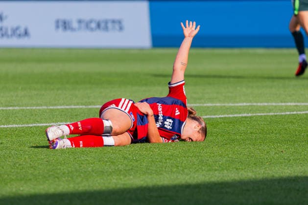 Fussball: Frauen Bundesliga, Saison 2026 - 2027, 04.10.2026, 6. Spieltag - VfL Wolfsburg vs Hamburger SV - AOK Stadion (Wolfsburg) : Leila Peneau (Hamburger SV, 15) verletzt am Boden Copyright: xMichellexLukax