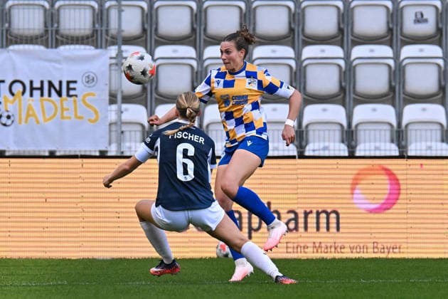 Fußball I Frauen I Saison 2026-2027 I 2. Bundesliga I 8. Spieltag I FC Carl Zeiss Jena - SC Sand I 04.10.2026 Zweikampf Milena Fischer (6, SC Sand), Annika Wohner (18, FC Carl Zeiss Jena) Jena Ernst-Abbe-Sportfeld, ad hoc Arena Thüringen Deutschland Copyright: xLobeca InesxHähnelx