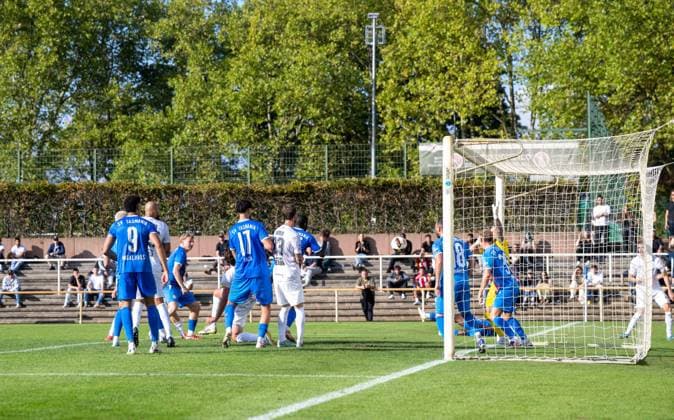 Fußball, Herren, Saison 2026 2027, COSY-WASCH Landespokal Berlin (3. Runde), SV Tasmania - VSG Altglienicke, Jonas Nietfeld (5. v. l., VSG Altglienicke) erzielt das Tor zum 0:1 gegen Torwart Mateusz Mika (SV Tasmania Berlin), 04.10.2026, Copyright: xMatthiasxKochx