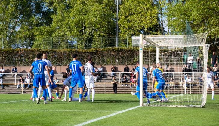 Fußball, Herren, Saison 2026 2027, COSY-WASCH Landespokal Berlin (3. Runde), SV Tasmania - VSG Altglienicke, Jonas Nietfeld (auf einem Knie, VSG Altglienicke) erzielt das Tor zum 0:1 gegen Torwart Mateusz Mika (SV Tasmania Berlin), 04.10.2026, Copyright: xMatthiasxKochx