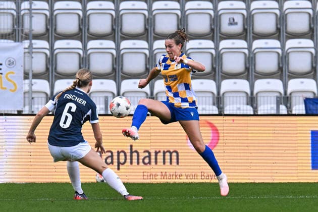 Fußball I Frauen I Saison 2026-2027 I 2. Bundesliga I 8. Spieltag I FC Carl Zeiss Jena - SC Sand I 04.10.2026 Zweikampf Milena Fischer (6, SC Sand), Annika Wohner (18, FC Carl Zeiss Jena) Jena Ernst-Abbe-Sportfeld, ad hoc Arena Thüringen Deutschland Copyright: xLobeca InesxHähnelx