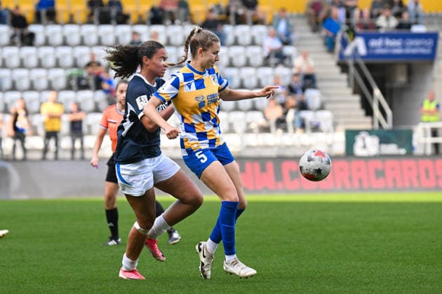Fußball I Frauen I Saison 2026-2027 I 2. Bundesliga I 8. Spieltag I FC Carl Zeiss Jena - SC Sand I 04.10.2026 Zweikampf Melissa Ugochukwu (7, SC Sand), Emily Hähnel (5, FC Carl Zeiss Jena) Jena Ernst-Abbe-Sportfeld, ad hoc Arena Thüringen Deutschland Copyright: xLobeca InesxHähnelx