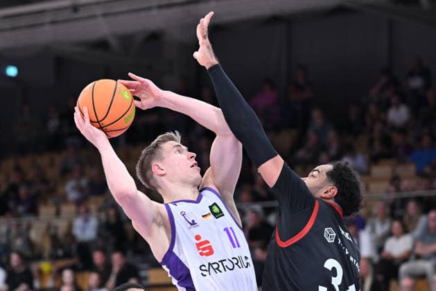 BG Göttingen - SBB Börde Baskets Wolmirstedt 04.10.2026, Göttingen: Basketball: 2. Bundesliga, ProA, BG Göttingen - SBB Börde Baskets Wolmirstedt, 3. Spieltag, Sparkassen-Arena. Robin Lodders (l, BG Göttingen) kämpft mit Akim-Jamal Jonah (r, SBB Börde Baskets Wolmirstedt) um den Ball. Göttingen Niedersachsen Deutschland