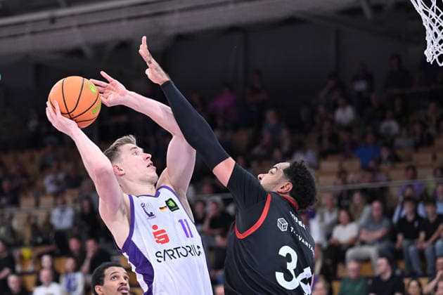 BG Göttingen - SBB Börde Baskets Wolmirstedt 04.10.2026, Göttingen: Basketball: 2. Bundesliga, ProA, BG Göttingen - SBB Börde Baskets Wolmirstedt, 3. Spieltag, Sparkassen-Arena. Robin Lodders (l, BG Göttingen) wirft über den blockenden Akim-Jamal Jonah (r, SBB Börde Baskets Wolmirstedt). Göttingen Niedersachsen Deutschland