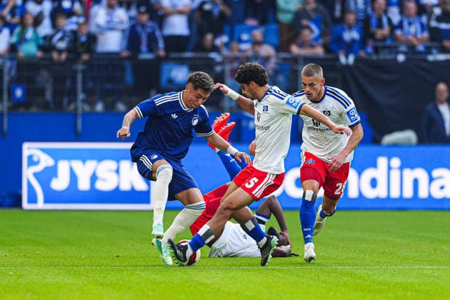 Rodrigo Huescas (FC Kopenhagen, 13), Martin Adeline (Hamburger SV, 05) GER, Hamburger SV vs. FC Kopenhagen, Fußball, Testspiel, Saison 2026 2027, 04.10.2026 GER, Hamburger SV vs. FC Kopenhagen, Fußball, Testspiel, Saison 2026 2027, 04.10.2026 Hamburg Copyright: xEibner-Pressefoto MarcelxvonxFehrnx EP_MFN