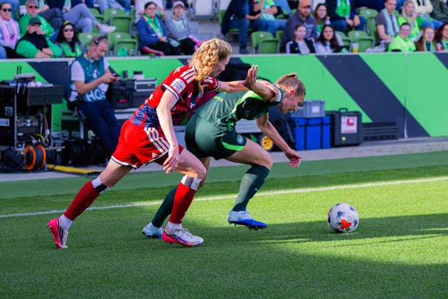Fussball: Frauen Bundesliga, Saison 2026 - 2027, 04.10.2026, 6. Spieltag - VfL Wolfsburg vs Hamburger SV - AOK Stadion (Wolfsburg) : Jaqueline Dönges (Hamburger SV, 21) im Zweikampf gegen Sarai Linder (VfL Wolfsburg, 39) Copyright: xMichellexLukax