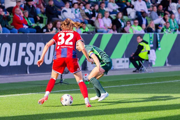 Fussball: Frauen Bundesliga, Saison 2026 - 2027, 04.10.2026, 6. Spieltag - VfL Wolfsburg vs Hamburger SV - AOK Stadion (Wolfsburg) : Lotta Wrede (Hamburger SV, 32) im Zweikampf gegen Svenja Huth (VfL Wolfsburg, 10) Copyright: xMichellexLukax