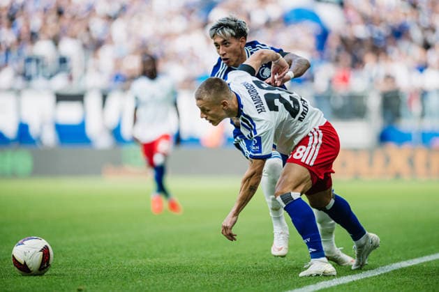 Testspiel: Hamburger SV vs. FC Kopenhagen, 04.10.2026 Miro Muheim (Hamburger SV, 28) gegen Maher Carrizo (FC Kopenhagen, 7) im Zweikampf; Fußball, Testspiel: Hamburger SV vs. FC Kopenhagen am 04.10.2026 im Volksparkstadion, Hamburg DFL REGULATIONS PROHIBIT ANY USE OF PHOTOGRAPHS AS IMAGE SEQUENCES AND OR QUASI-VIDEO. Copyright: xBEAUTIFULxSPORTS Tonhäuserx