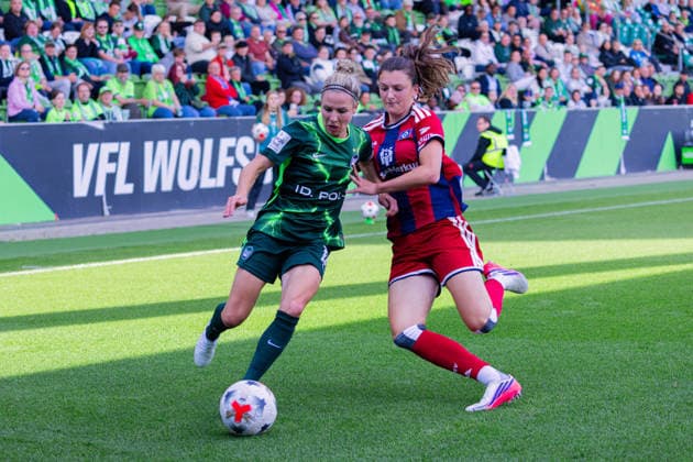 Fussball: Frauen Bundesliga, Saison 2026 - 2027, 04.10.2026, 6. Spieltag - VfL Wolfsburg vs Hamburger SV - AOK Stadion (Wolfsburg) : Lotta Wrede (Hamburger SV, 32) im Zweikampf gegen Svenja Huth (VfL Wolfsburg, 10) Copyright: xMichellexLukax