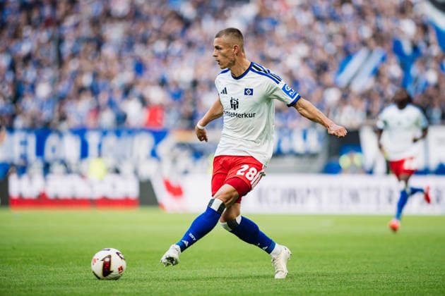 Testspiel: Hamburger SV vs. FC Kopenhagen, 04.10.2026 Miro Muheim (Hamburger SV, 28) am Ball; Fußball, Testspiel: Hamburger SV vs. FC Kopenhagen am 04.10.2026 im Volksparkstadion, Hamburg DFL REGULATIONS PROHIBIT ANY USE OF PHOTOGRAPHS AS IMAGE SEQUENCES AND OR QUASI-VIDEO. Copyright: xBEAUTIFULxSPORTS Tonhäuserx
