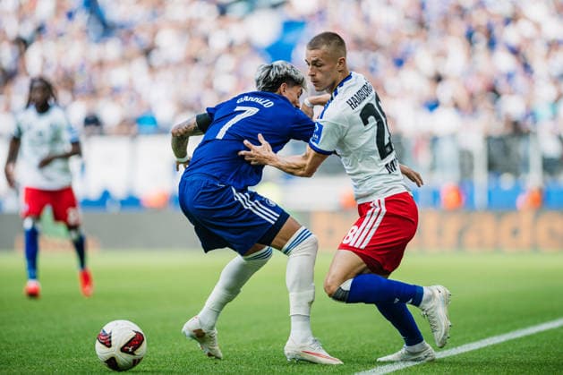 Testspiel: Hamburger SV vs. FC Kopenhagen, 04.10.2026 Miro Muheim (Hamburger SV, 28) gegen Maher Carrizo (FC Kopenhagen, 7) im Zweikampf; Fußball, Testspiel: Hamburger SV vs. FC Kopenhagen am 04.10.2026 im Volksparkstadion, Hamburg DFL REGULATIONS PROHIBIT ANY USE OF PHOTOGRAPHS AS IMAGE SEQUENCES AND OR QUASI-VIDEO. Copyright: xBEAUTIFULxSPORTS Tonhäuserx