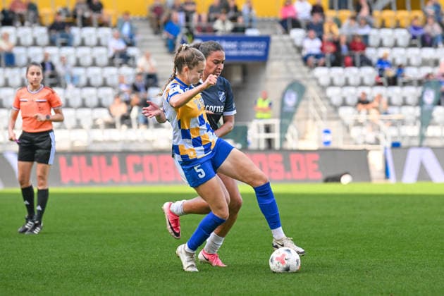Fußball I Frauen I Saison 2026-2027 I 2. Bundesliga I 8. Spieltag I FC Carl Zeiss Jena - SC Sand I 04.10.2026 Zweikampf Emily Hähnel (5, FC Carl Zeiss Jena), Melissa Ugochukwu (7, SC Sand) Jena Ernst-Abbe-Sportfeld, ad hoc Arena Thüringen Deutschland Copyright: xLobeca InesxHähnelx