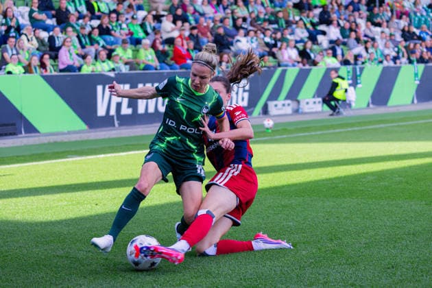 Fussball: Frauen Bundesliga, Saison 2026 - 2027, 04.10.2026, 6. Spieltag - VfL Wolfsburg vs Hamburger SV - AOK Stadion (Wolfsburg) : Lotta Wrede (Hamburger SV, 32) im Zweikampf gegen Svenja Huth (VfL Wolfsburg, 10) Copyright: xMichellexLukax