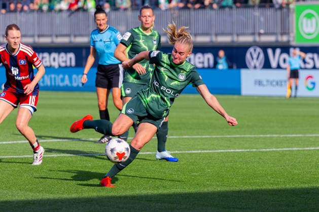 Fussball: Frauen Bundesliga, Saison 2026 - 2027, 04.10.2026, 6. Spieltag - VfL Wolfsburg vs Hamburger SV - AOK Stadion (Wolfsburg) :Sarai Linder (VfL Wolfsburg, 39) am Ball Copyright: xMichellexLukax