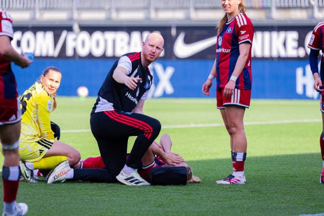 Fussball: Frauen Bundesliga, Saison 2026 - 2027, 04.10.2026, 6. Spieltag - VfL Wolfsburg vs Hamburger SV - AOK Stadion (Wolfsburg) : Nikola Karczewska (Hamburger SV, 20) verletzt auf dem Boden Copyright: xMichellexLukax