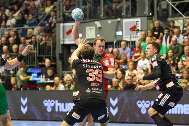 04.10.2026, xgox, Handball - Opel HBL SC Magdeburg - HC Erlangen emspor, v.l. Felix Claar (Magdeburg, 7), Tobias Buck (Erlangen, 39) Zweikampf, Duell, Kampf, tackle Magdeburg