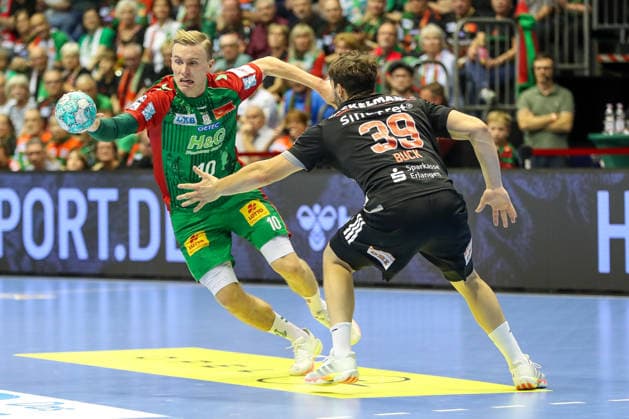 04.10.2026, xgox, Handball - Opel HBL SC Magdeburg - HC Erlangen emspor, v.l. Gisli Thorgeir Kristjansson (Magdeburg, 10), Tobias Buck (Erlangen, 39) Zweikampf, Duell, Kampf, tackle Magdeburg
