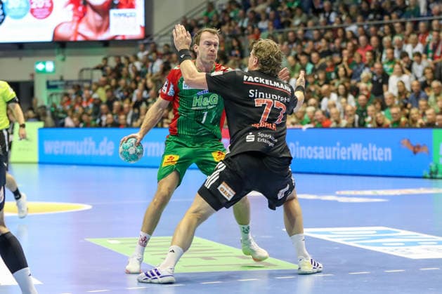 04.10.2026, xgox, Handball - Opel HBL SC Magdeburg - HC Erlangen emspor, v.l. Felix Claar (Magdeburg, 7), Maciej Gebala (Erlangen, 77) Zweikampf, Duell, Kampf, tackle Magdeburg