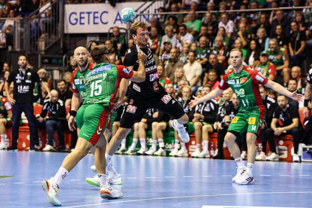 Frieder Bandlow (HC Erlangen,2) gegen Antonio Serradilla (SC Magdeburg,15) und Oscar Bergendahl (SC Magdeburg,54) - Handball Bundesliga Saison 2026-2027 SC Magdeburg vs. HC Erlangen in der GETEC Arena in Magdeburg - Aktion,Handball,Deutschland,04.10.2026