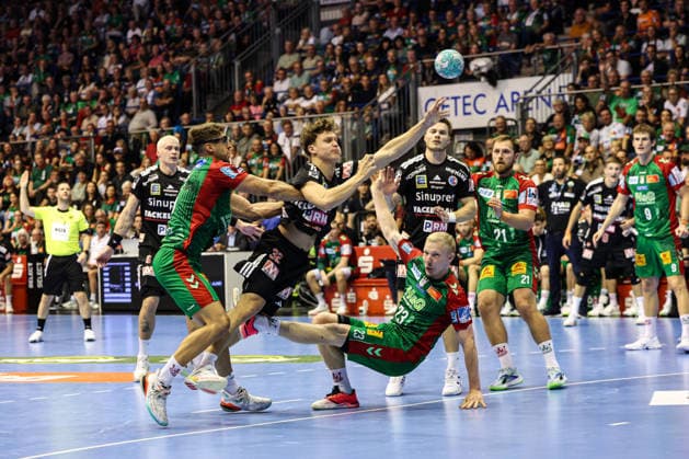 Maxsim Lochmann (HC Erlangen,32) gegen Magnus Saugstrup (r.,SC Magdeburg,23) und Antonio Serradilla (SC Magdeburg,15) - Handball Bundesliga Saison 2026-2027 SC Magdeburg vs. HC Erlangen in der GETEC Arena in Magdeburg - Aktion,Handball,Deutschland,04.10.2026