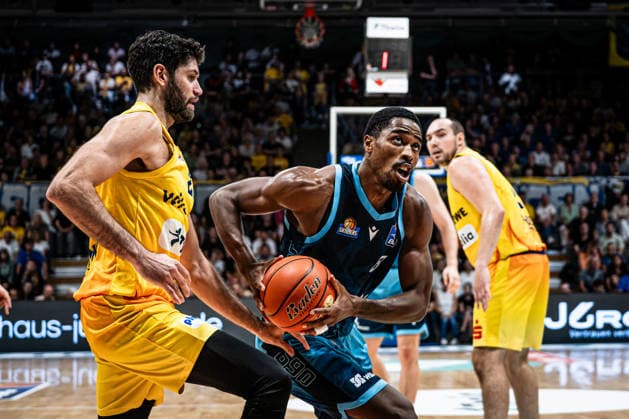 easyCredit BBL - Phoenix Hagen vs. SKYLINERS Frankfurt, Hagen, 04.10.2026, Ischelandhalle Hagen William Christmas (8, SKYLINERS, SG) beim Zug zum Korb; easyCredit BBL - Phoenix Hagen vs. SKYLINERS Frankfurt, Hagen, 04.10.2026, Ischelandhalle Hagen Copyright: xBEAUTIFULxSPORTS Piepenstockx