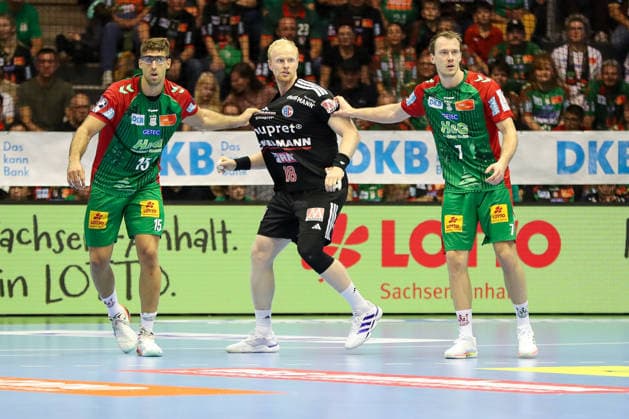 04.10.2026, xgox, Handball - Opel HBL SC Magdeburg - HC Erlangen emspor, v.l. Antonio Serradilla (Magdeburg, 15), Sebastian Firnhaber (Erlangen, 18), Felix Claar (Magdeburg, 7) Zweikampf, Duell, Kampf, tackle Magdeburg