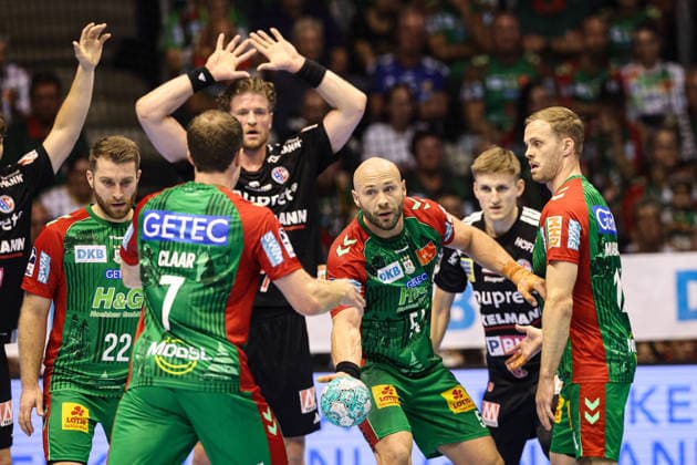 Oscar Bergendahl (M.,SC Magdeburg,54) mit Omar Ingi Magnusson (r.,SC Magdeburg,14) und Felix Claar (SC Magdeburg,7) - Handball Bundesliga Saison 2026-2027 SC Magdeburg vs. HC Erlangen in der GETEC Arena in Magdeburg - Aktion,Handball,Deutschland,04.10.2026