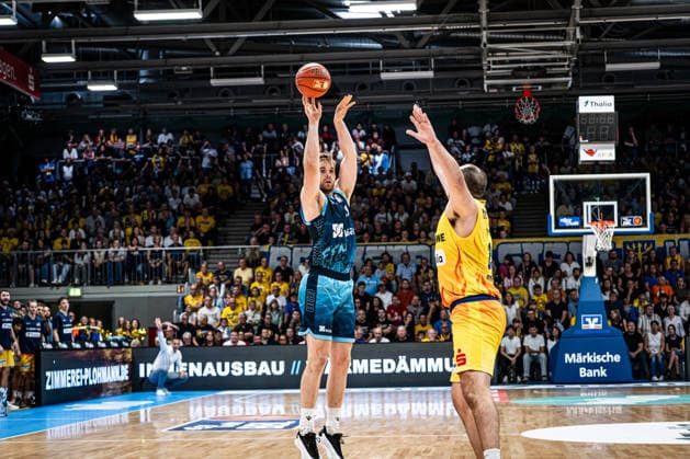 easyCredit BBL - Phoenix Hagen vs. SKYLINERS Frankfurt, Hagen, 04.10.2026, Ischelandhalle Hagen Till Pape (19, SKYLINERS, PF) beim Dreier; easyCredit BBL - Phoenix Hagen vs. SKYLINERS Frankfurt, Hagen, 04.10.2026, Ischelandhalle Hagen Copyright: xBEAUTIFULxSPORTS Piepenstockx