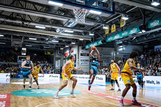 easyCredit BBL - Phoenix Hagen vs. SKYLINERS Frankfurt, Hagen, 04.10.2026, Ischelandhalle Hagen Judah Mintz (10, SKYLINERS, SG) beim Korbversuch ; easyCredit BBL - Phoenix Hagen vs. SKYLINERS Frankfurt, Hagen, 04.10.2026, Ischelandhalle Hagen Copyright: xBEAUTIFULxSPORTS Piepenstockx