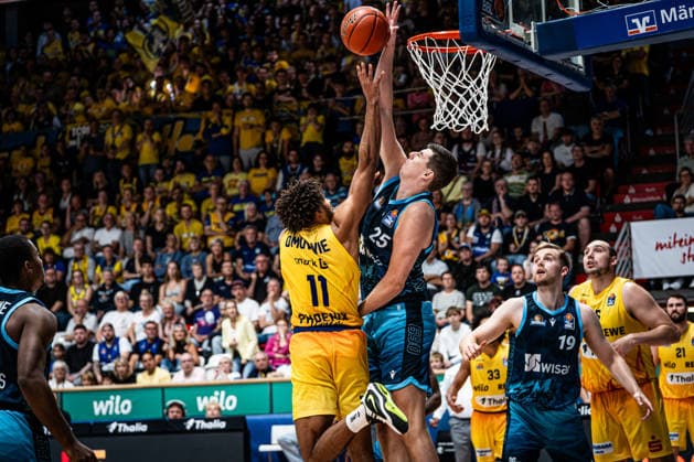easyCredit BBL - Phoenix Hagen vs. SKYLINERS Frankfurt, Hagen, 04.10.2026, Ischelandhalle Hagen Marvin Omonigho Omuvwie (11, Phoenix Hagen, PF) wird geblockt von Jacob Knauf (25, SKYLINERS, C) ; easyCredit BBL - Phoenix Hagen vs. SKYLINERS Frankfurt, Hagen, 04.10.2026, Ischelandhalle Hagen Copyright: xBEAUTIFULxSPORTS Piepenstockx
