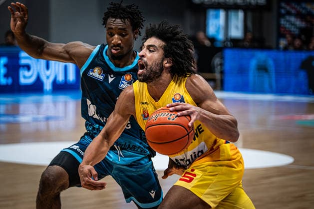 easyCredit BBL - Phoenix Hagen vs. SKYLINERS Frankfurt, Hagen, 04.10.2026, Ischelandhalle Hagen Trenton Gibson (33, Phoenix Hagen, SG) im Zweikampf ; easyCredit BBL - Phoenix Hagen vs. SKYLINERS Frankfurt, Hagen, 04.10.2026, Ischelandhalle Hagen Copyright: xBEAUTIFULxSPORTS Piepenstockx