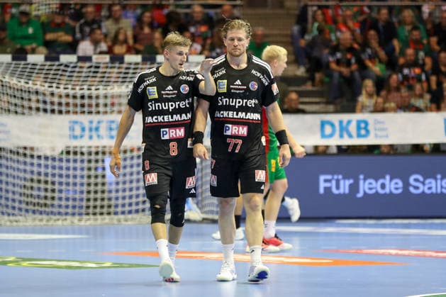 04.10.2026, xgox, Handball - Opel HBL SC Magdeburg - HC Erlangen emspor, v.l. Sander Andreassen Overjordet (Erlangen, 8), Maciej Gebala (Erlangen, 77) im Gespräch Magdeburg