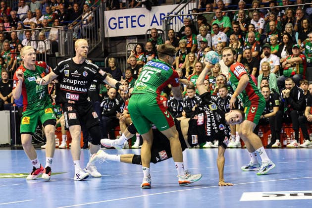 Sander Overjordet (HC Erlangen,8) gegen Antonio Serradilla (SC Magdeburg,15) - Handball Bundesliga Saison 2026-2027 SC Magdeburg vs. HC Erlangen in der GETEC Arena in Magdeburg - Aktion,Handball,Deutschland,04.10.2026