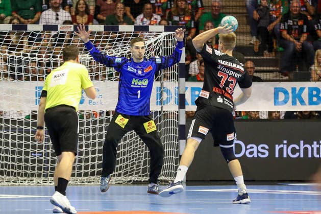04.10.2026, xgox, Handball - Opel HBL SC Magdeburg - HC Erlangen emspor, v.l. Dominik Kuzmanovic (Magdeburg, 1) beim Siebenmeter gegen Viggo Kristjansson (Erlangen, 73) Magdeburg
