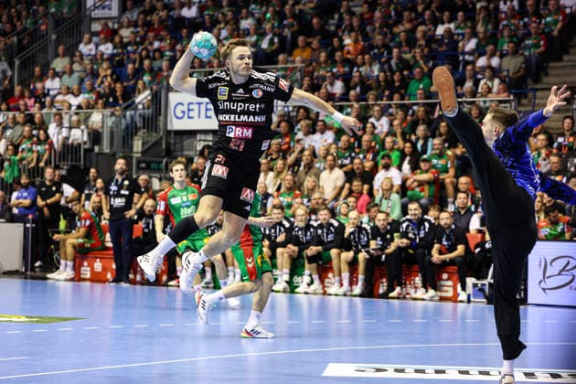 Christopher Bissel (HC Erlangen,21) gegen Torwart Dominik Kuzmanovic (SC Magdeburg,1) - Handball Bundesliga Saison 2026-2027 SC Magdeburg vs. HC Erlangen in der GETEC Arena in Magdeburg - Aktion,Handball,Deutschland,04.10.2026