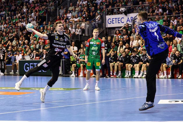 Yannik Bialowas (HC Erlangen,7) gegen Torwart Dominik Kuzmanovic (SC Magdeburg,1) - Handball Bundesliga Saison 2026-2027 SC Magdeburg vs. HC Erlangen in der GETEC Arena in Magdeburg - Aktion,Handball,Deutschland,04.10.2026