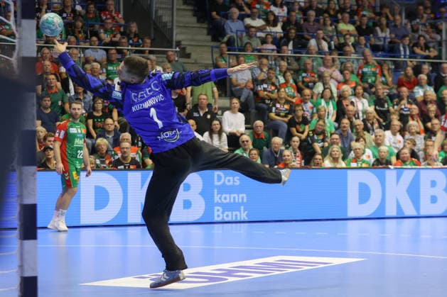 4.10.2026, xtgx, Handball Opel HBL, SC Magdeburg - HC Erlangen emspor, v.l. Dominik Kuzmanovic (Magdeburg, 1) Parade, haelt den Ball, faengt den Ball, pariert Siebenmeter 0 Magdeburg