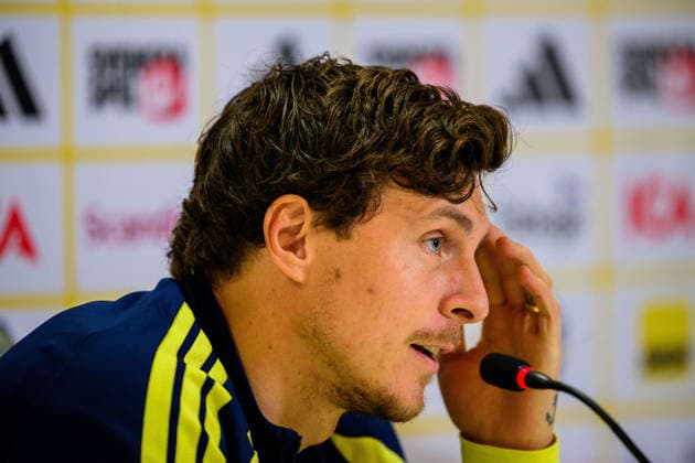 261004 Victor Lindelöf of the Swedish men s national football team at a press conference, PK, Pressekonferenz on October 4, 2026 in Bucharest. Photo: Ludvig Thunman BILDBYRAN kod LT LT0827 fotboll football soccer fotball nations league uefa nations league presskonferens press conference sverige sweden sverige a bbeng fotboll football soccer fotball nations league uefa nations league presskonferens press conference sverige sweden sverige a bbeng Copyright: LUDVIGxTHUNMAN BB261004LT081