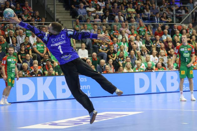 04.10.2026, xtgx, Handball Opel HBL, SC Magdeburg - HC Erlangen emspor, v.l. Dominik Kuzmanovic (Magdeburg, 1) Parade, haelt den Ball, faengt den Ball, pariert Siebenmeter Magdeburg