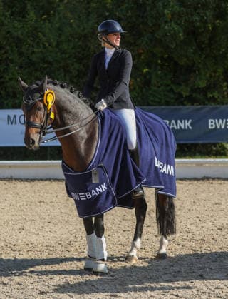 2026.10.04, Deutschland, Ludwigsburg Reiten Dressur Preis der BW - Bank, Siegerin Ann-Kathrin Lindner (RV Ilsfeld) auf Weidners Dark Knight bei der Siegerehrung