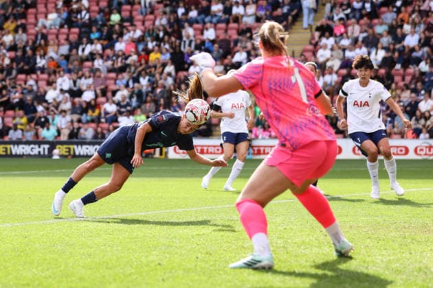 Tottenham Hotspur v London City Lionesses 04 October 2026, London - Women s Super League - Tottenham Hotspur v London City Lionesses - Danielle van de Donk of London City Lionesses heads the ball - Photo: Jacques Feeney Offside. London UK Copyright: xJacquesxFeeneyx xOffsidexOffside