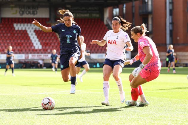 Tottenham Hotspur v London City Lionesses 04 October 2026, London - Women s Super League - Tottenham Hotspur v London City Lionesses - Danielle van de Donk of London City Lionesses dribbles past Tottenham Hotspur goalkeeper Lize Kop and Signe Gaupset of Tottenham Hotspur before shooting wide - Photo: Jacques Feeney Offside. London UK Copyright: xJacquesxFeeneyx xOffsidexOffside