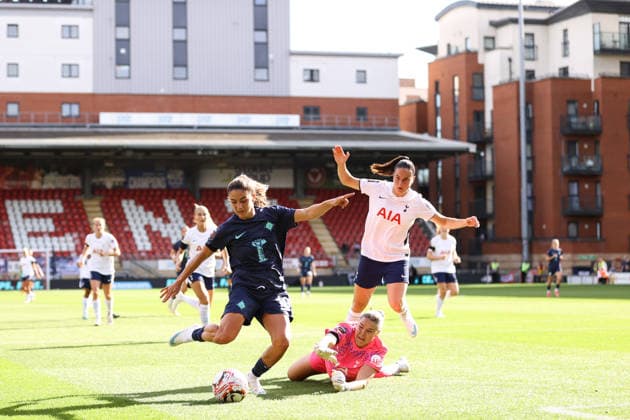 Tottenham Hotspur v London City Lionesses 04 October 2026, London - Women s Super League - Tottenham Hotspur v London City Lionesses - Danielle van de Donk of London City Lionesses dribbles past Tottenham Hotspur goalkeeper Lize Kop and Signe Gaupset of Tottenham Hotspur before shooting wide - Photo: Jacques Feeney Offside. London UK Copyright: xJacquesxFeeneyx xOffsidexOffside