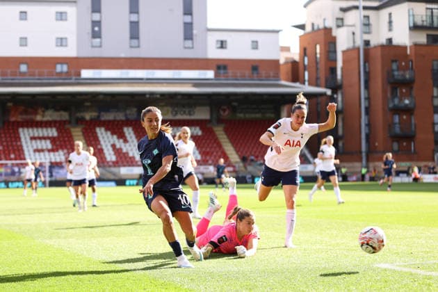 Tottenham Hotspur v London City Lionesses 04 October 2026, London - Women s Super League - Tottenham Hotspur v London City Lionesses - Danielle van de Donk of London City Lionesses dribbles past Tottenham Hotspur goalkeeper Lize Kop and Signe Gaupset of Tottenham Hotspur before shooting wide - Photo: Jacques Feeney Offside. London UK Copyright: xJacquesxFeeneyx xOffsidexOffside