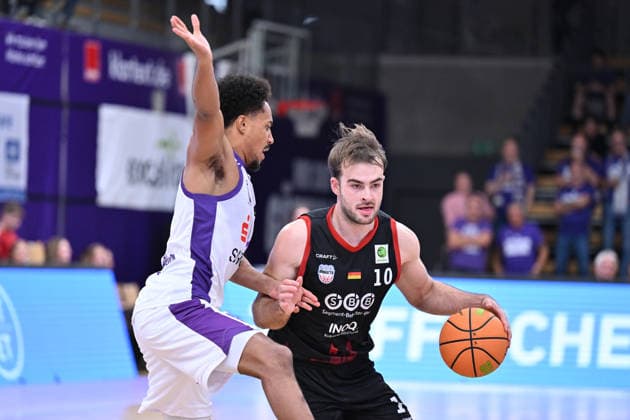 BG Göttingen - SBB Börde Baskets Wolmirstedt 04.10.2026, Göttingen: Basketball: 2. Bundesliga, ProA, BG Göttingen - SBB Börde Baskets Wolmirstedt, 3. Spieltag, Sparkassen-Arena. Sebastian Brach (r, SBB Börde Baskets Wolmirstedt) dribbelt gegen Nils Schmitz (l, BG Göttingen). Göttingen Niedersachsen Deutschland