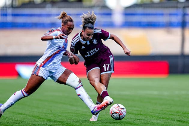 Aston Villa Women v Crystal Palace Women, Women s Super League Aston Villa Women midfielder Chasity Grant (17) plays a pass during the Women s Super League match between Aston Villa Women and Crystal Palace Women at Villa Park, Birmingham, UK on 4 October 2026. Birmingham Villa Park West Midlands UK Editorial use only , Copyright: xManjitxNarotrax PSI-24960-0043