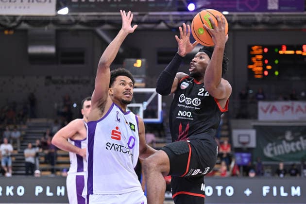 BG Göttingen - SBB Börde Baskets Wolmirstedt 04.10.2026, Göttingen: Basketball: 2. Bundesliga, ProA, BG Göttingen - SBB Börde Baskets Wolmirstedt, 3. Spieltag, Sparkassen-Arena. Kenneth Andrew Cooper (r, SBB Börde Baskets Wolmirstedt) zieht zum Korb gegen Nils Schmitz (l, BG Göttingen). Göttingen Niedersachsen Deutschland
